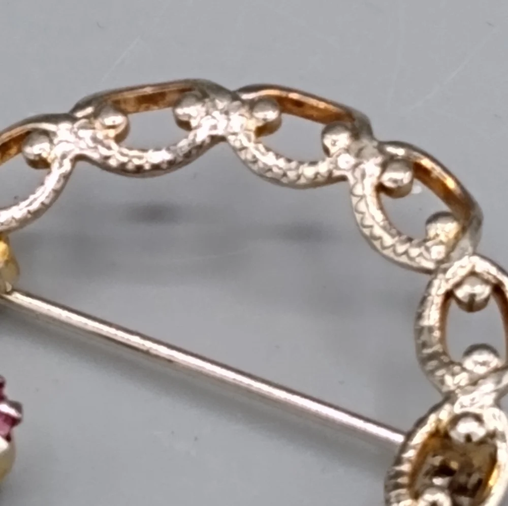 Gold tone Filigree Rhinestone Wreath Circle Brooch Pin Vintage - Picture 3 of 10